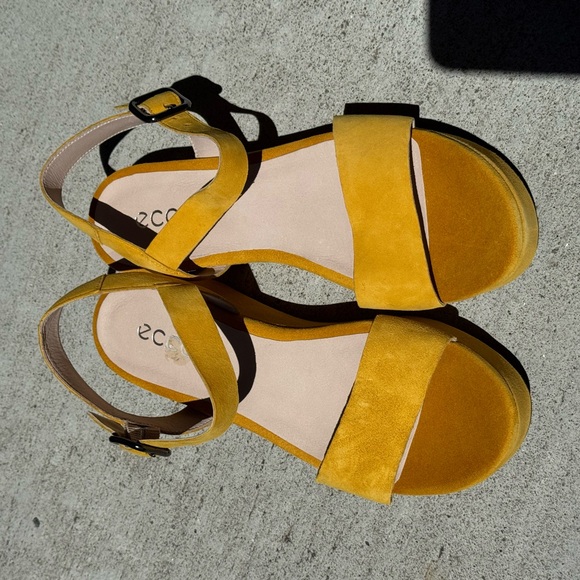Ecco Yellow Platform Shoes with Modern Design - Picture 2 of 3